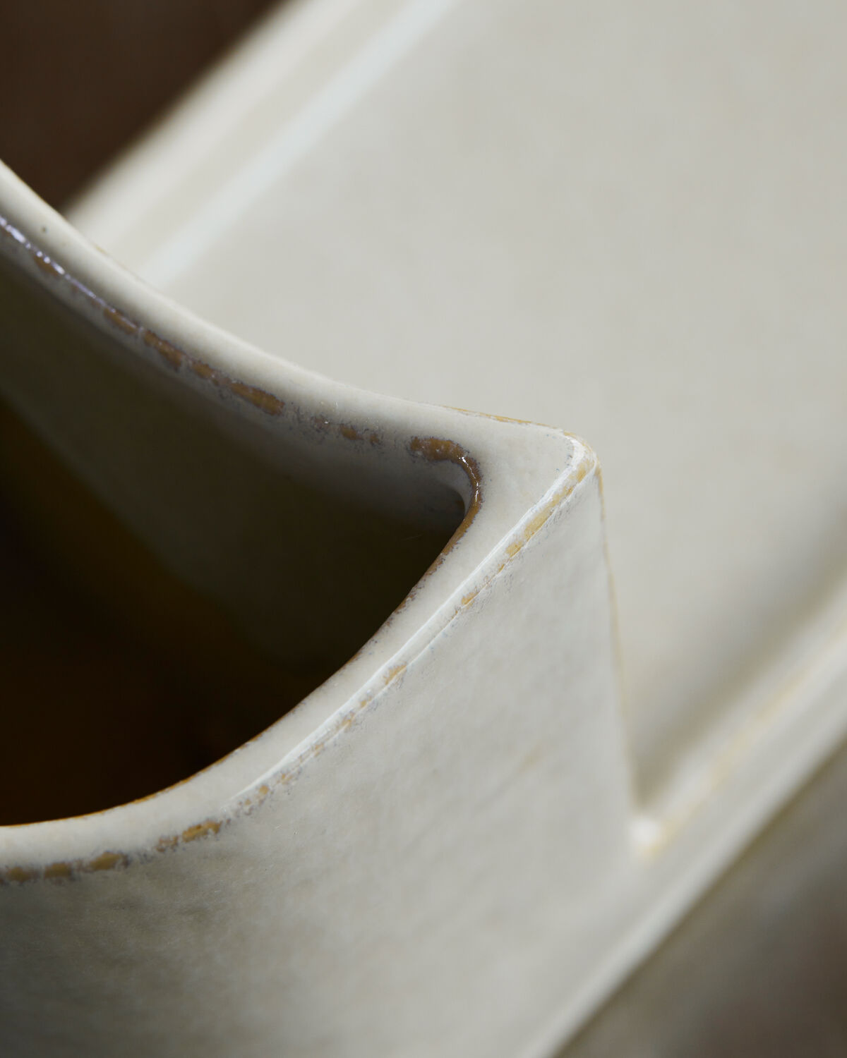 Detailansicht der naturfarbenen Glasur des Datura Organizers