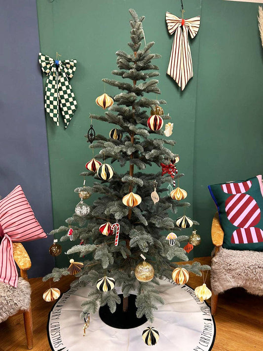 Festlich geschmückter Weihnachtsbaum mit coopz Schleifen und Anhängern