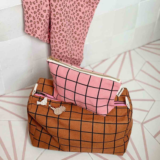 Kulturtasche Vic in Caramel kariert mit kleiner Kosmetiktasche in Rosa.