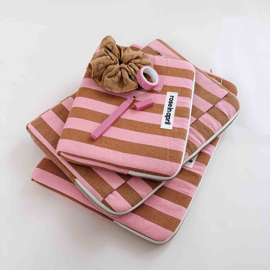 iPad-Hüllen und Täschchen von Rose in April in Rosa und Braun gestreift