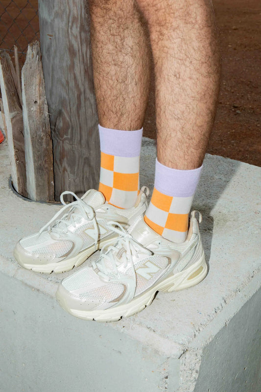 Orange-weiß karierte Fanzy-Socken von Eat My Socks zu weißen Sneakern