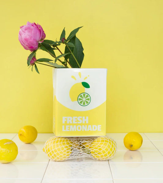 Lemonade-Vase von L’Expressionist mit rosa Blumen und Zitronen dekoriert