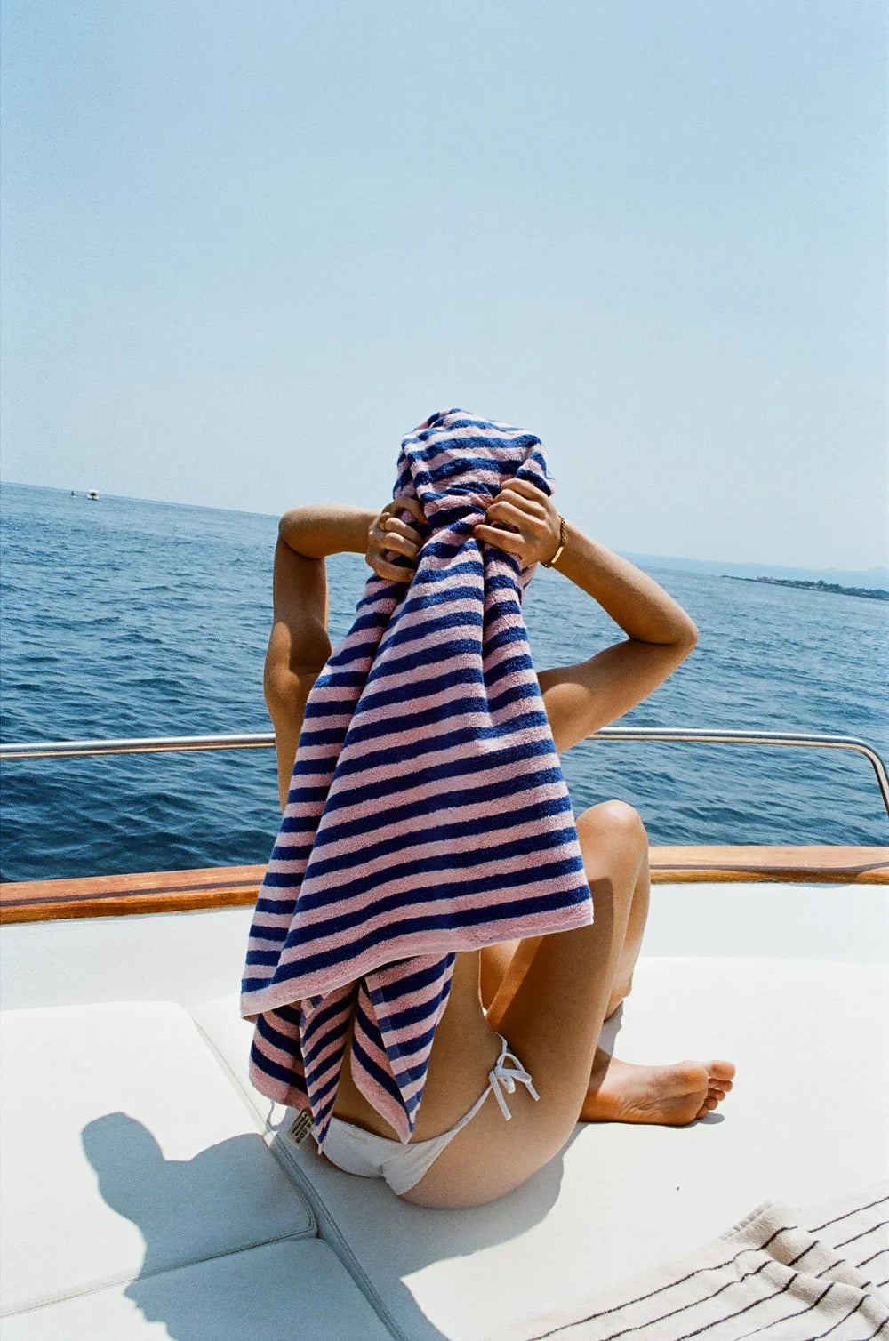 Naram Badetuch in Blau und Rosa auf einem Boot