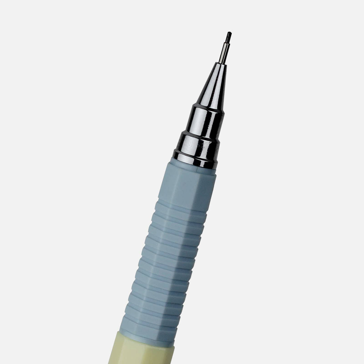 Detailaufnahme der feinen Spitze des gelb-blauen Druckbleistifts