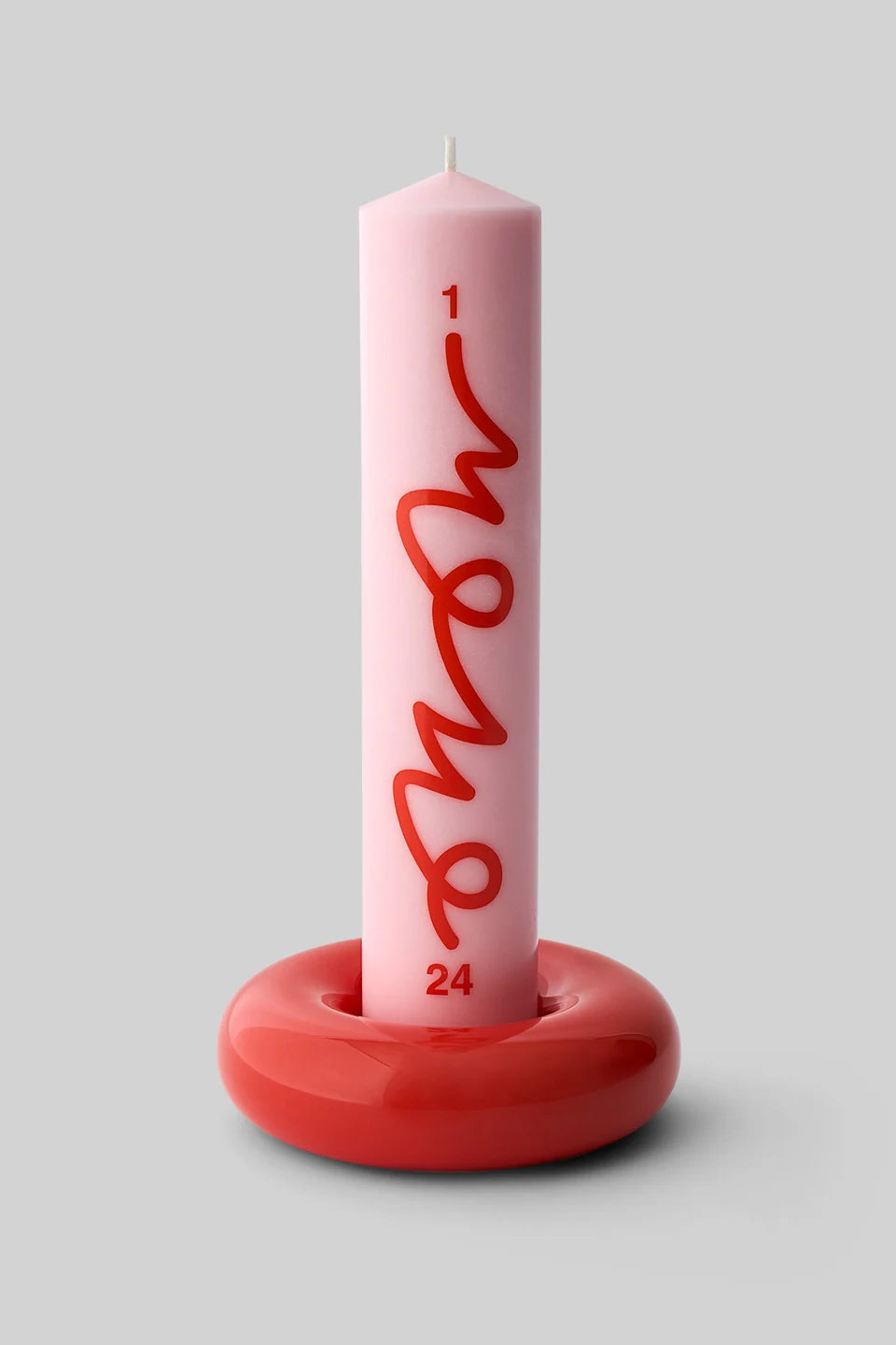 Rosa-rote Adventskerze im roten BOB Kerzenhalter Medium