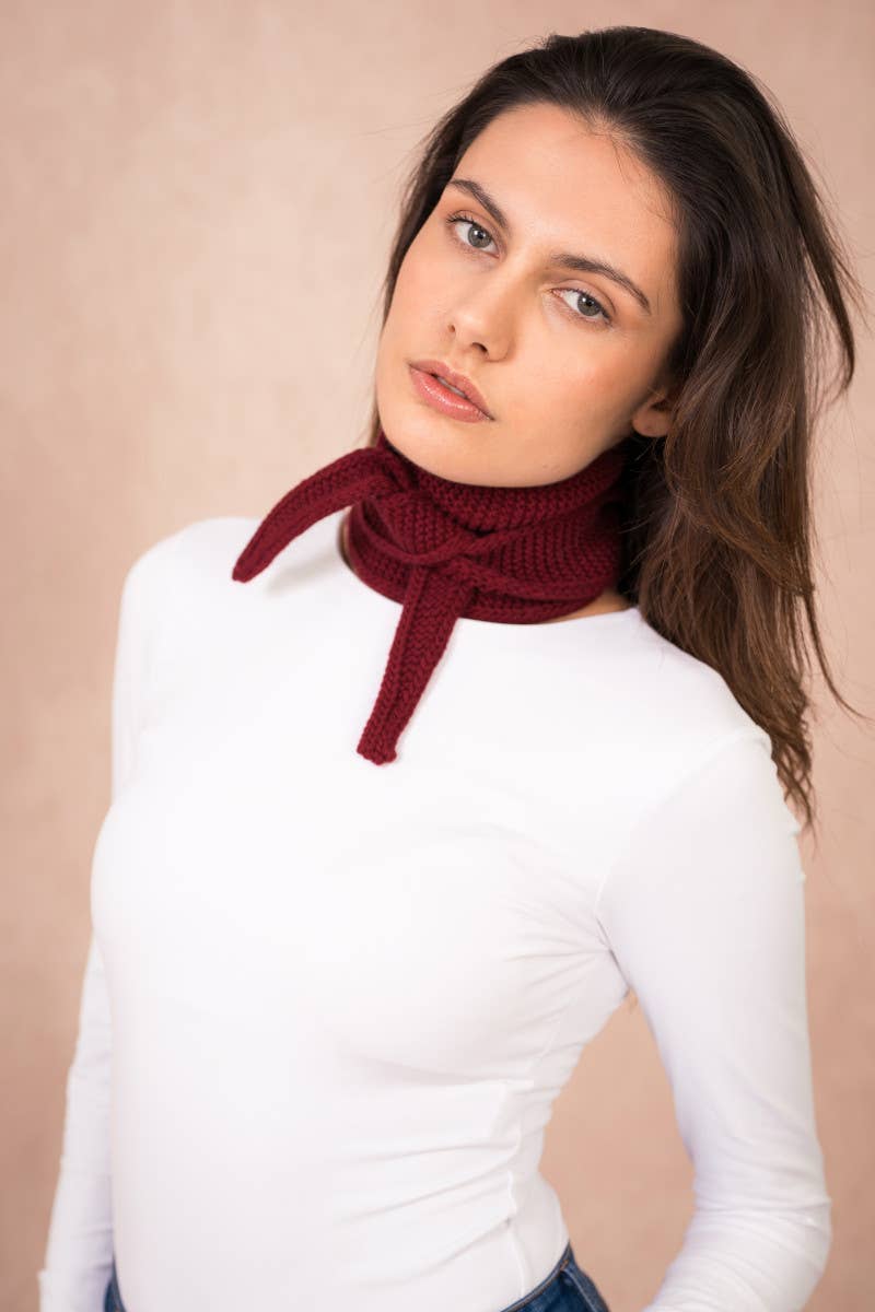 Sophie Scarf in Bordeaux als gestricktes Halstuch getragen