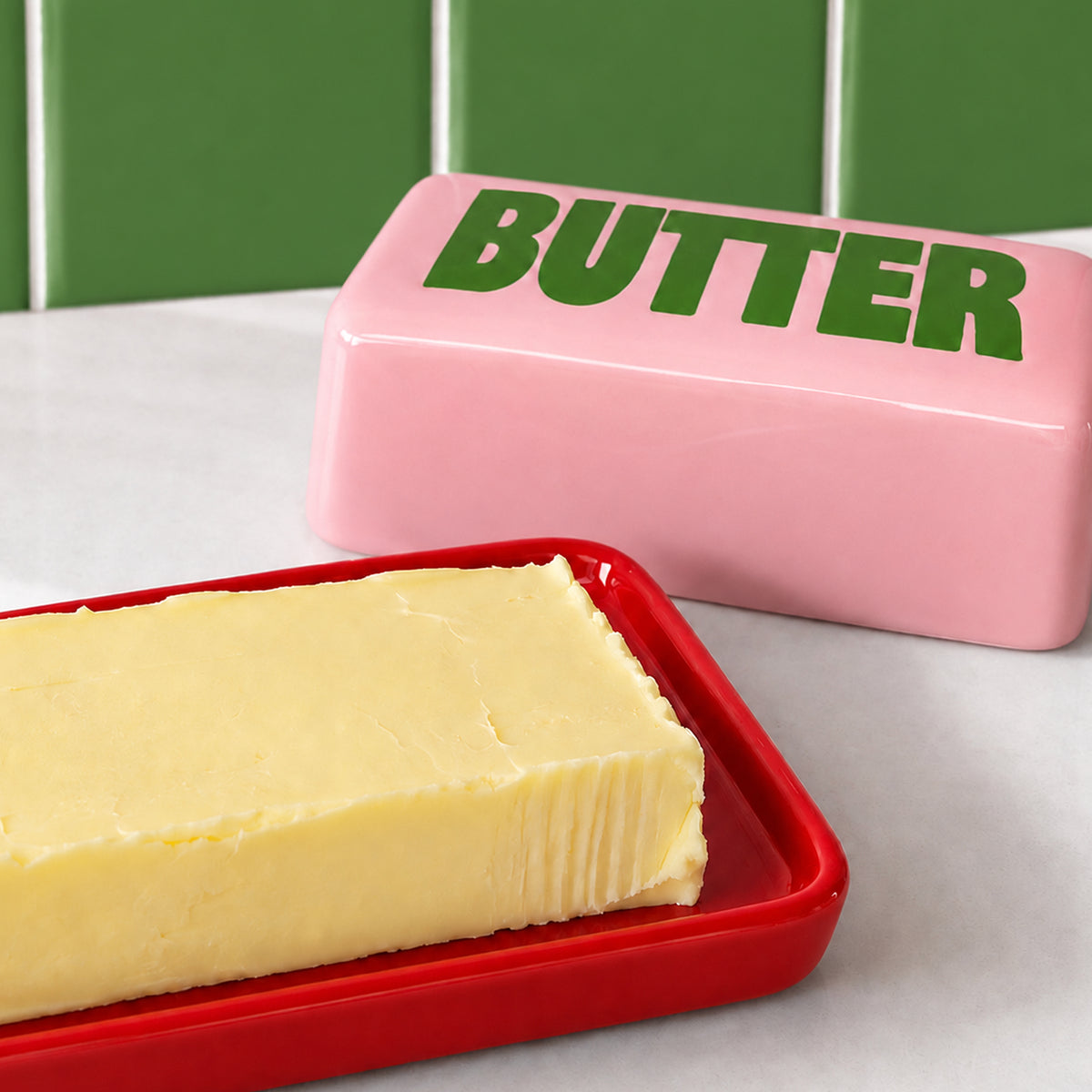 Geöffnete Hello Ferretti Butterdose mit einem Stück Butter