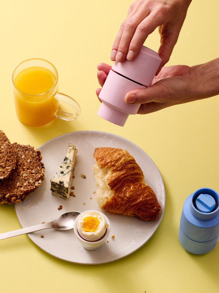Rosa Billund Gewürzmühle von CrushGrind beim Würzen eines Frühstücks