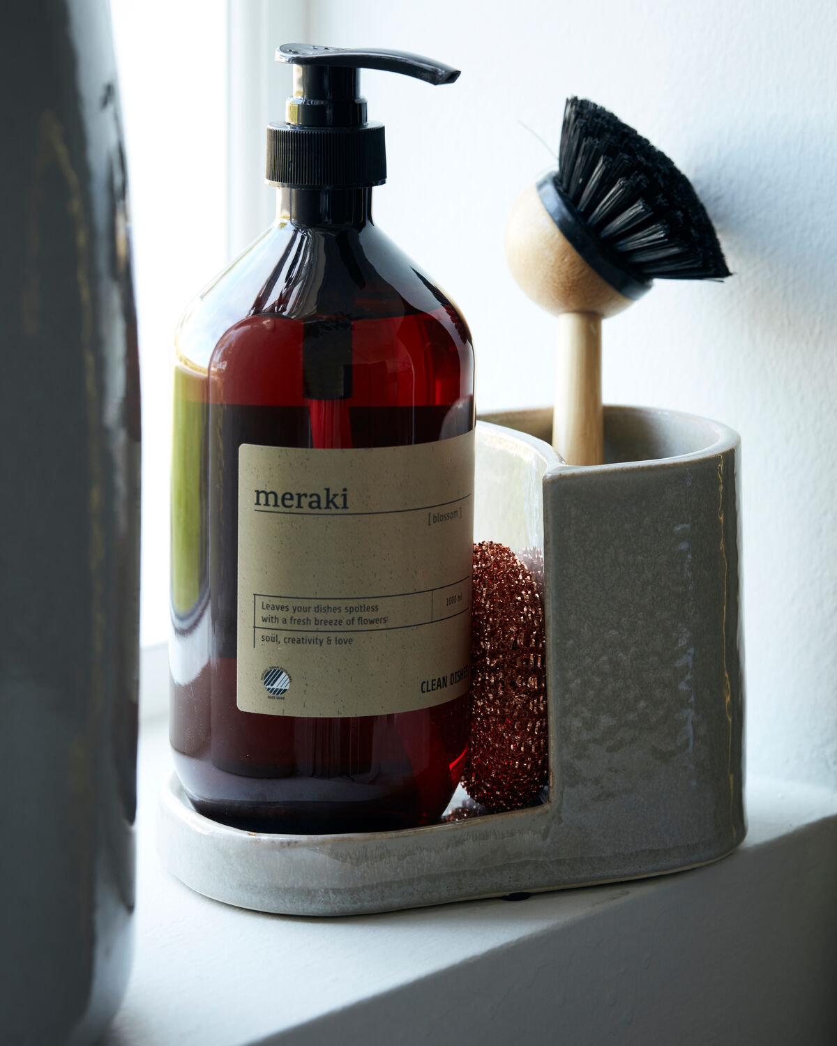 Naturfarbener Datura Organizer mit Spülmittel und Spülbürste