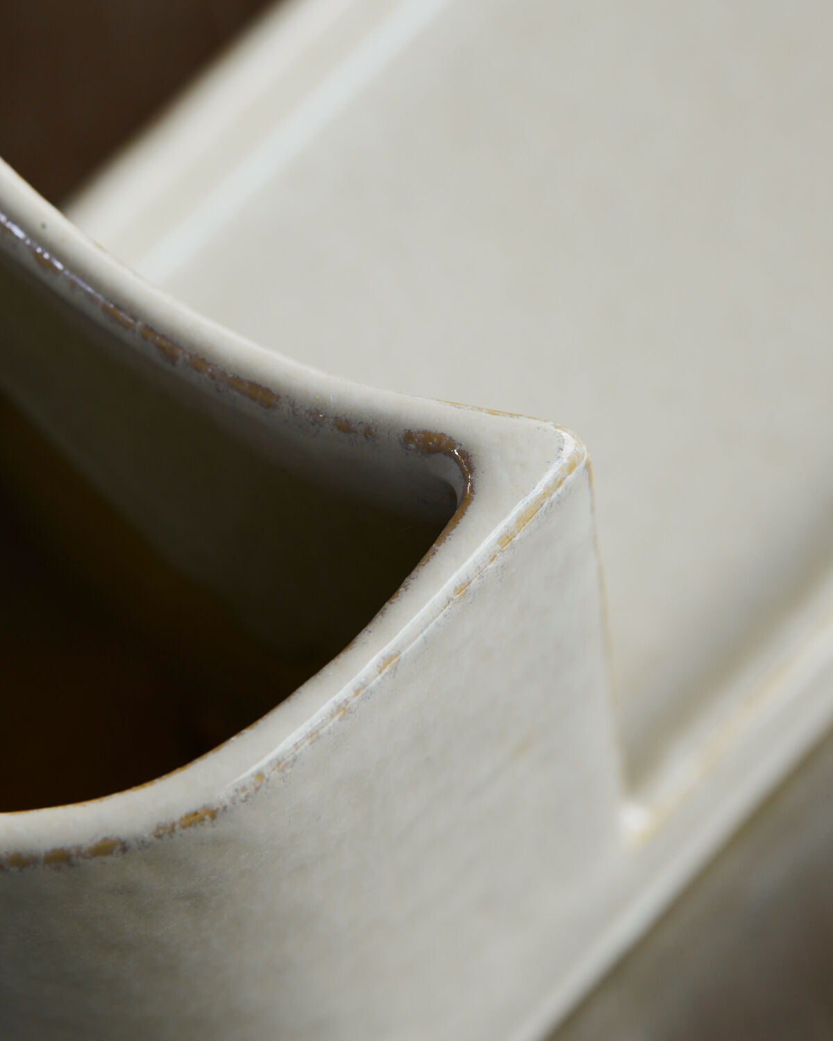 Detailansicht der naturfarbenen Glasur des Datura Organizers