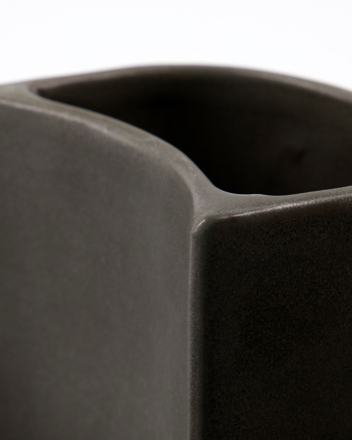 Detailansicht der dunkelgrauen Glasur des Datura Organizers