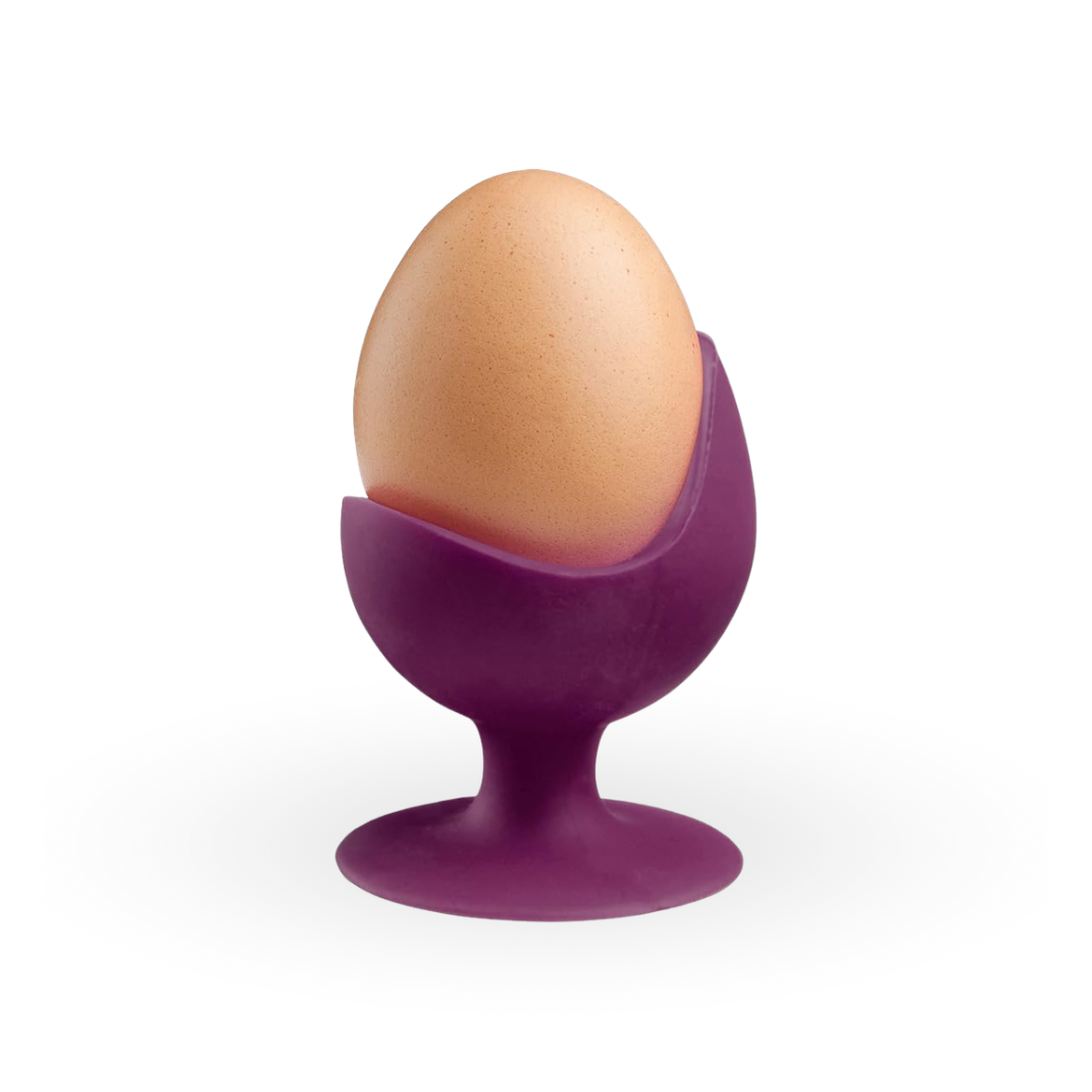Auberginefarbener EggChair Eierbecher mit gekochtem Ei