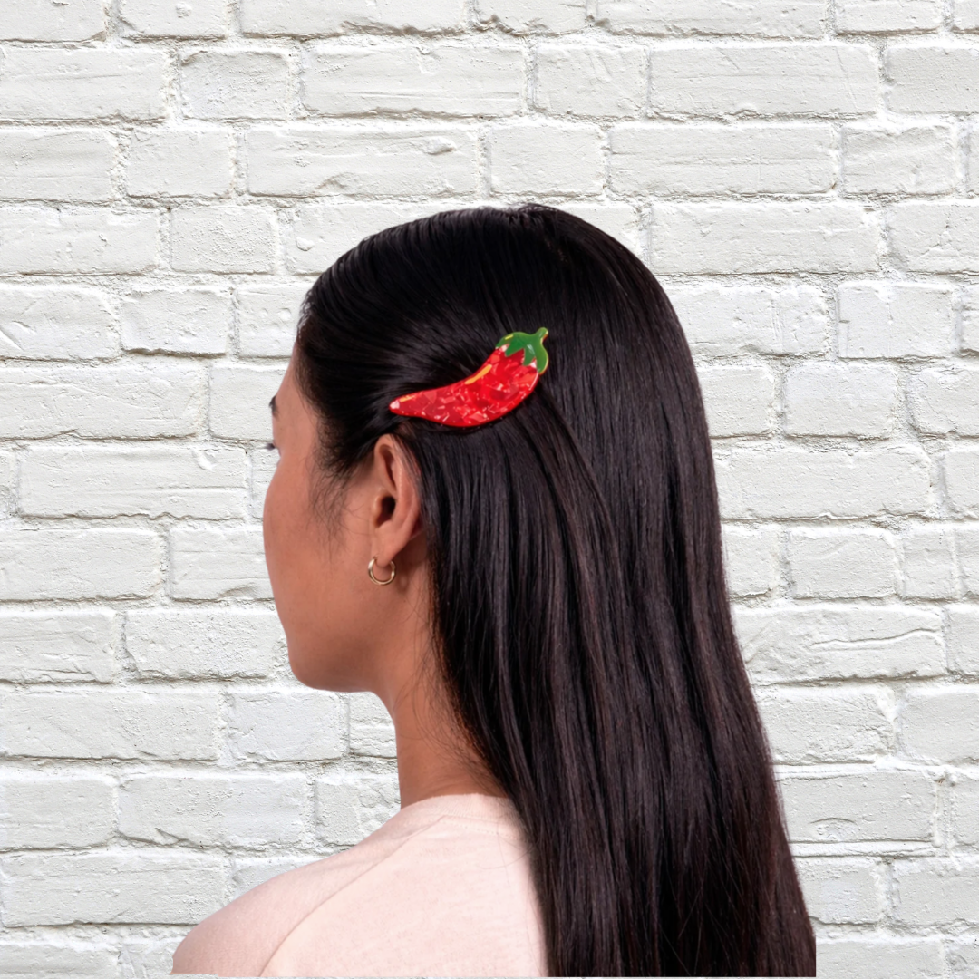 Rote Chili-Haarspange von Eat My Socks im dunklen Haar