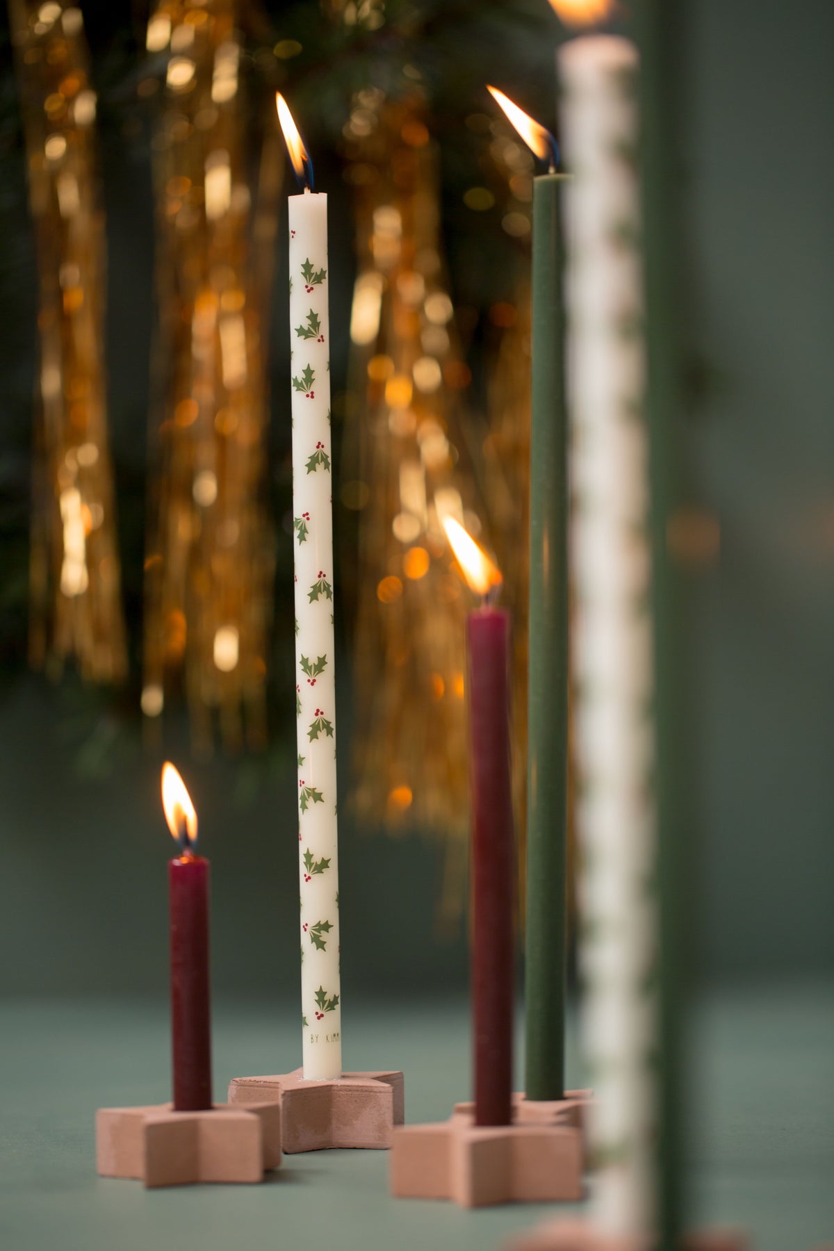 Brennende Rustik Lys Bleistiftkerzen in festlicher Weihnachtsdekoration
