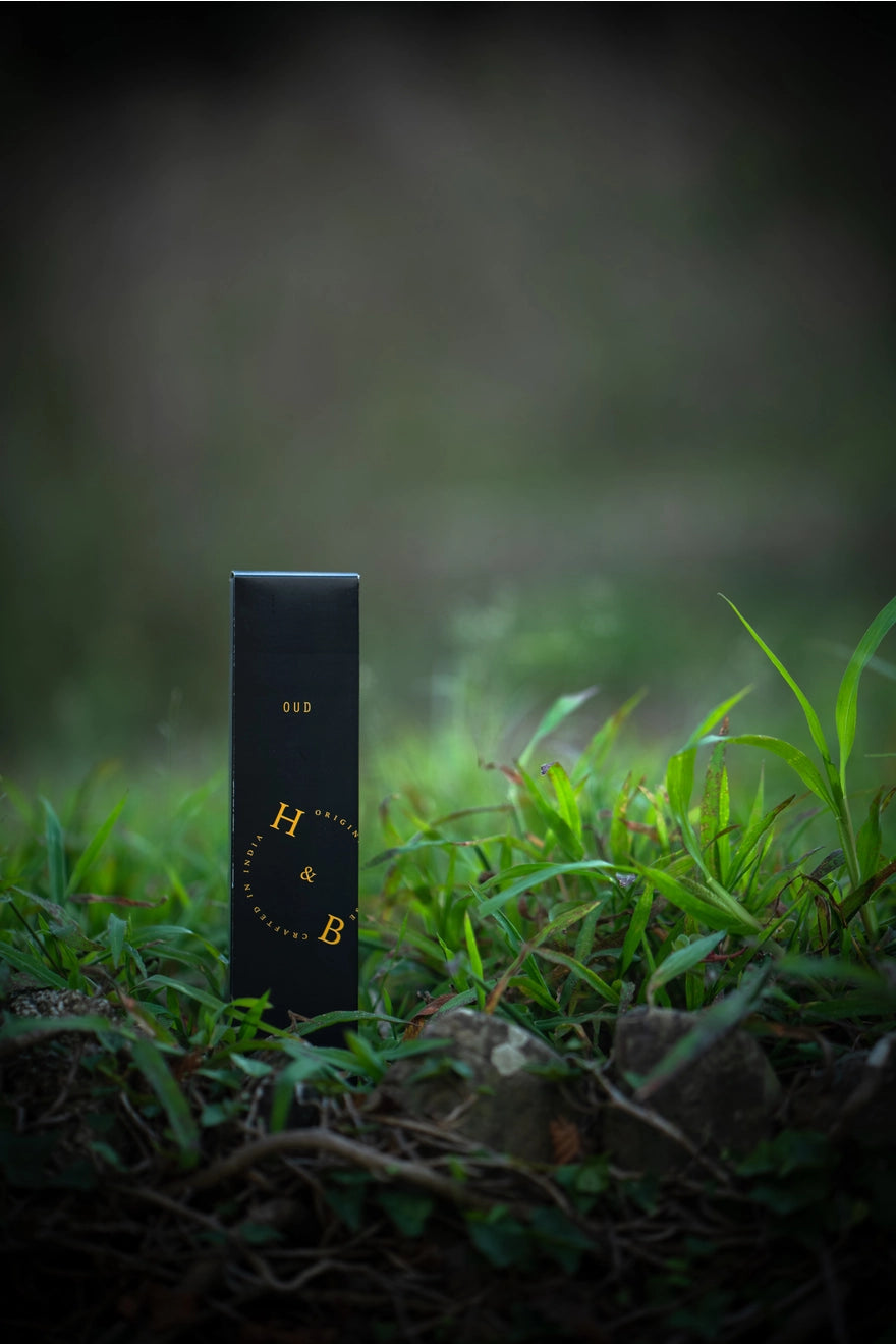 H&B Incense Räucherstäbchen Oud in grüner Naturkulisse