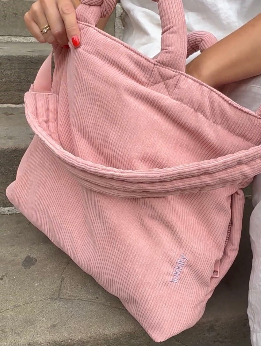 Detailansicht der rosa Lukkily Tote Bag Cord mit Reißverschlussfach