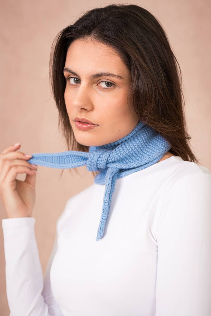 Sophie Scarf in Hellblau um den Hals gebunden