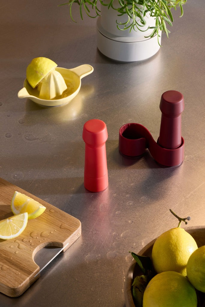 Rot-bordeauxfarbenes Mini-Gewürzmühlen-Set von CrushGrind mit Halter