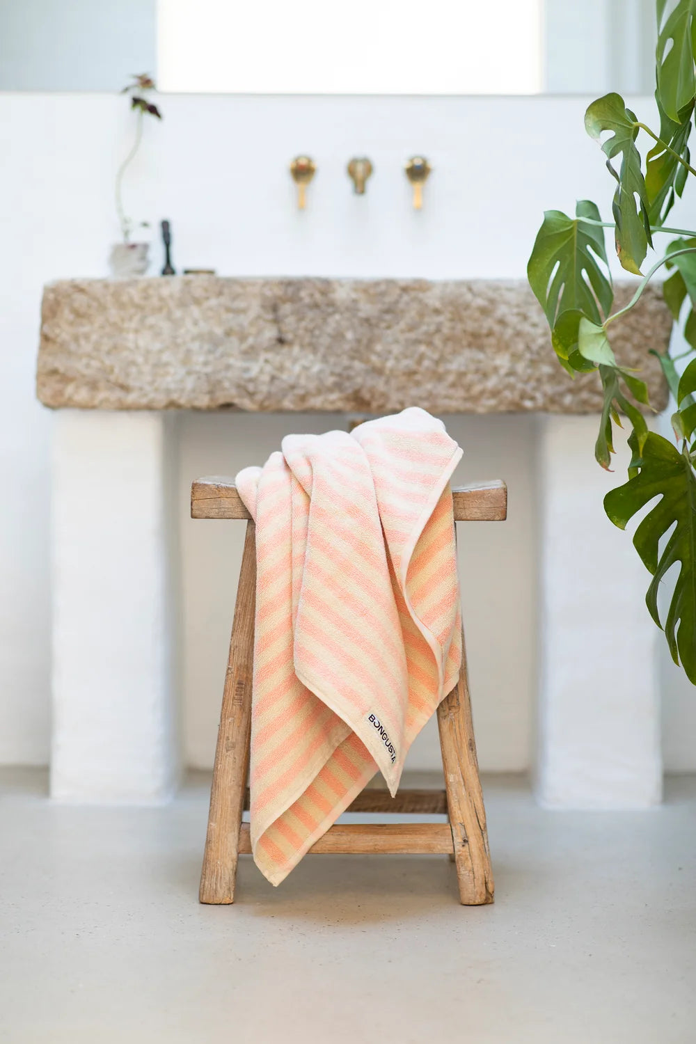 Naram Handtuch in Apricot und Creme im Badezimmer