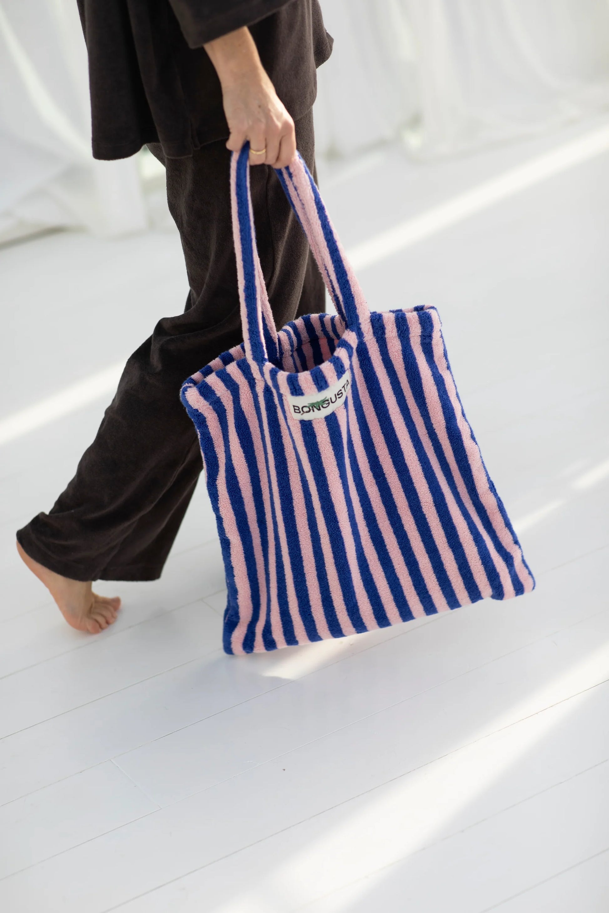 Naram Totebag in Blau und Rosa über der Schulter getragen