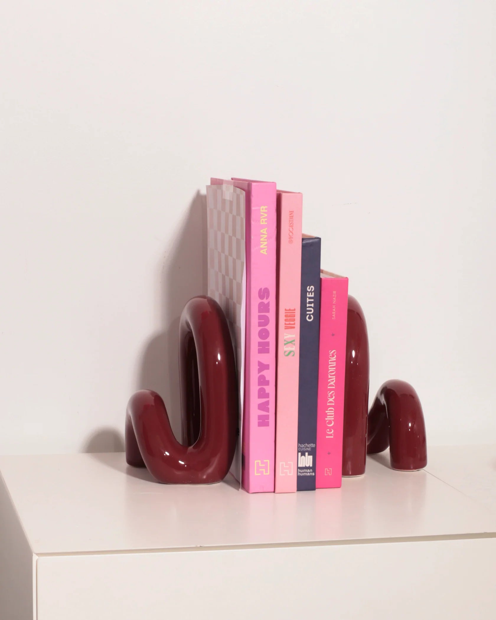 Cowboy-Buchstützen von L’Expressionist mit Büchern auf einem Regal