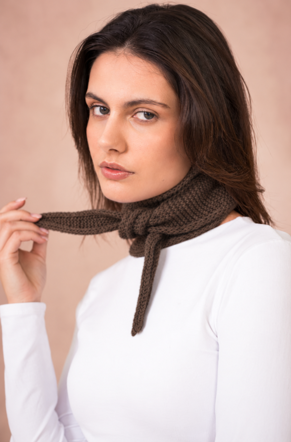 Sophie Scarf in Dunkelbraun um den Hals geknotet