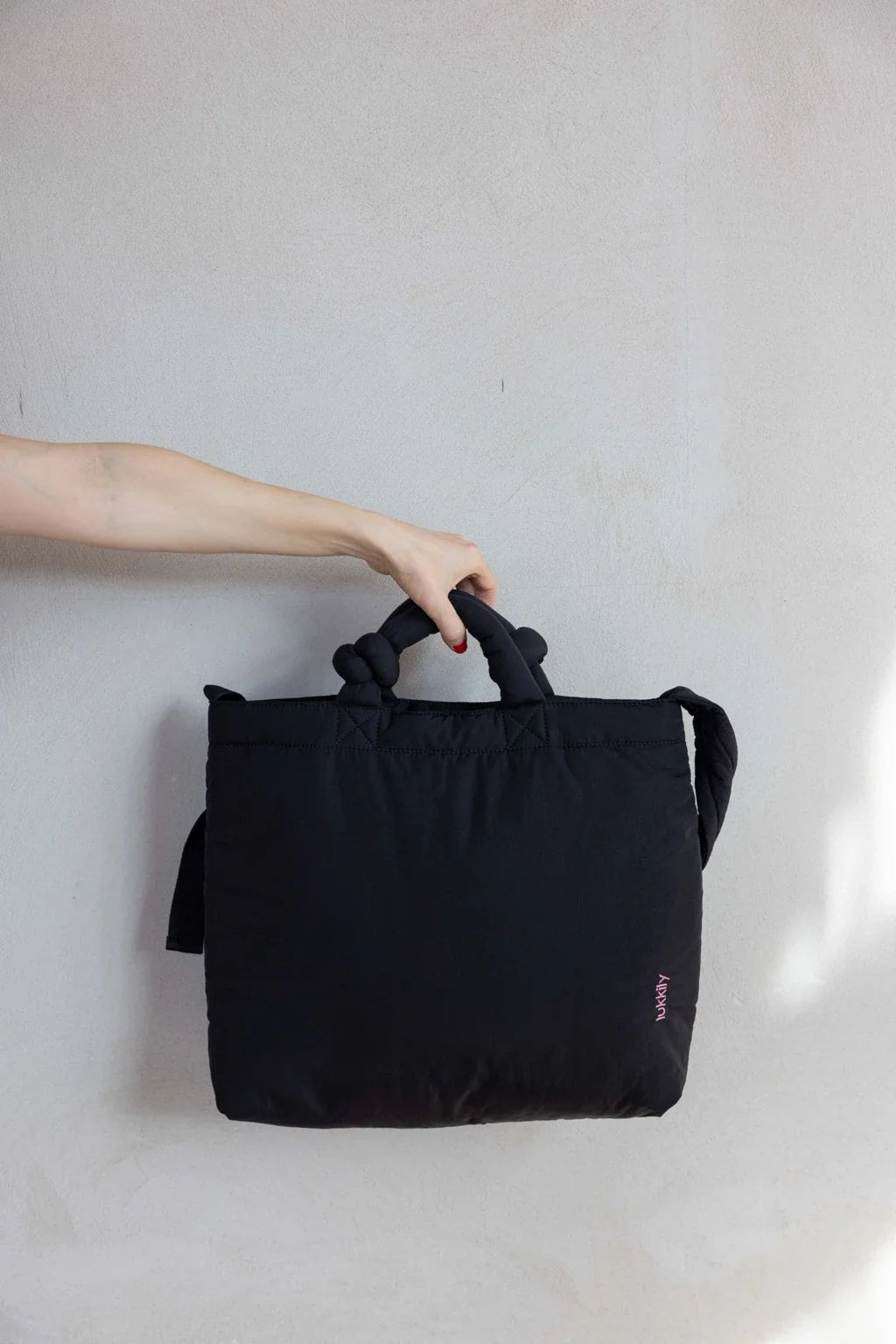 Schwarze Lukkily Tote Bag mit Knotengriff und Schultergurt
