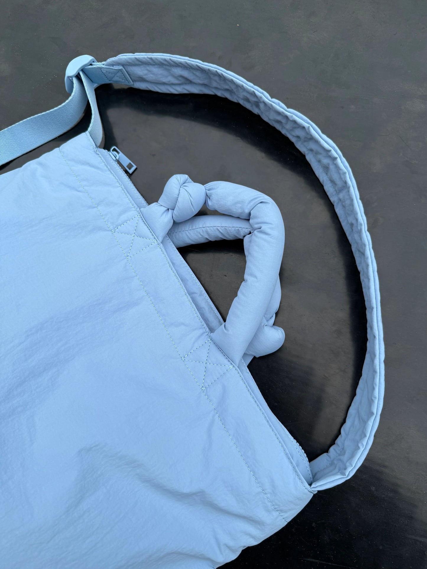 Detailansicht der hellblauen Lukkily Tote Bag mit Knotengriff und Reißverschluss