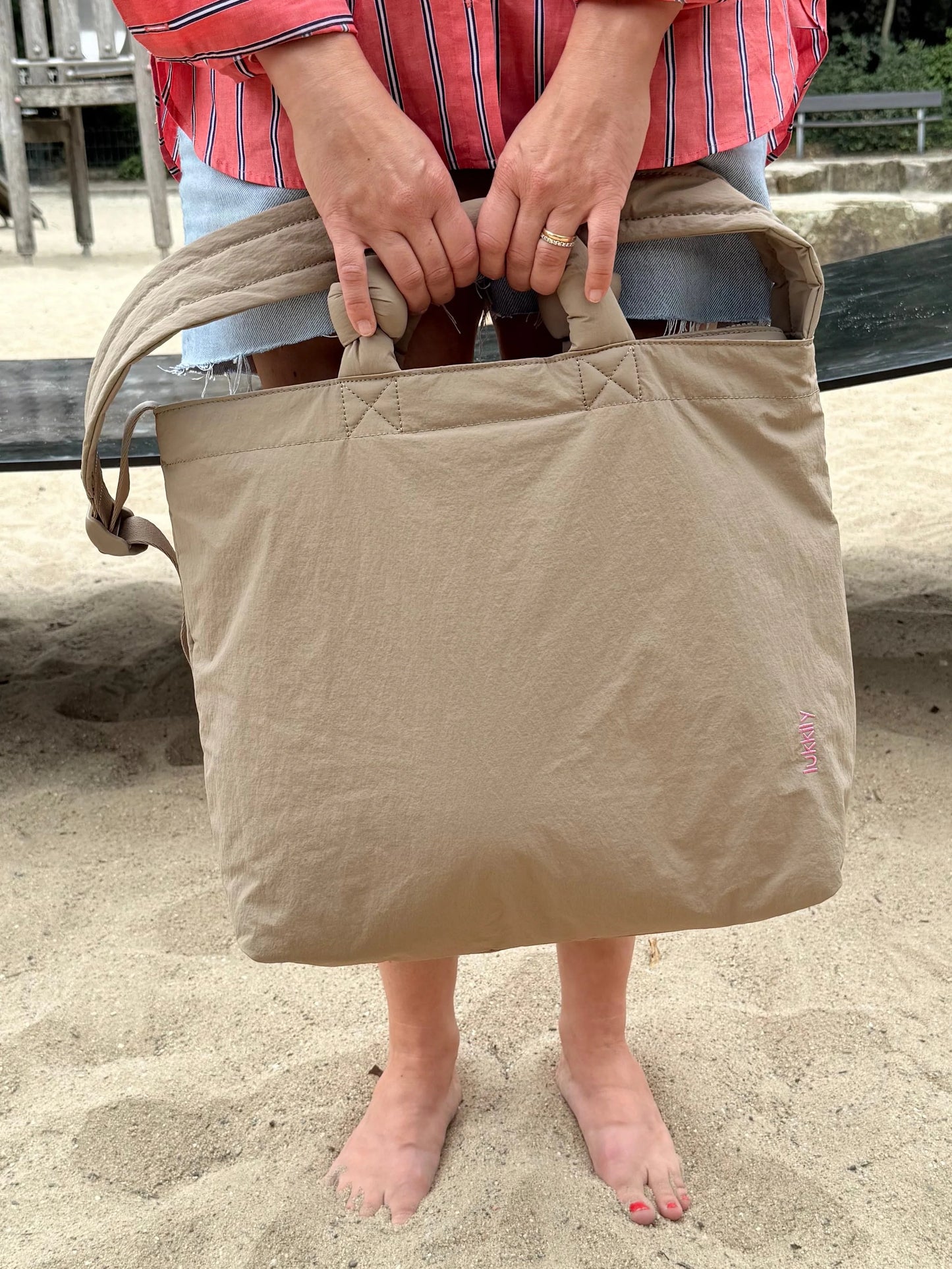 Beige Lukkily Tote Bag am kurzen Henkel getragen