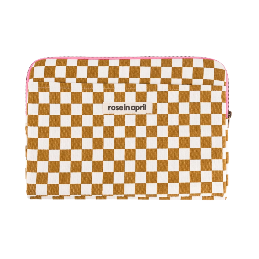 Laptop-Tasche von Rose in April mit braun-weißem Karomuster