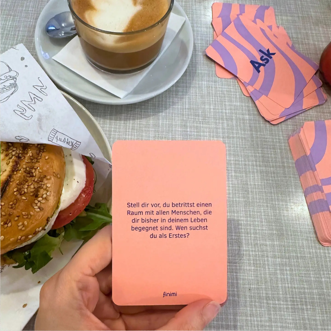 Ask & Task Kartenspiel von finimi beim Frühstück zu zweit
