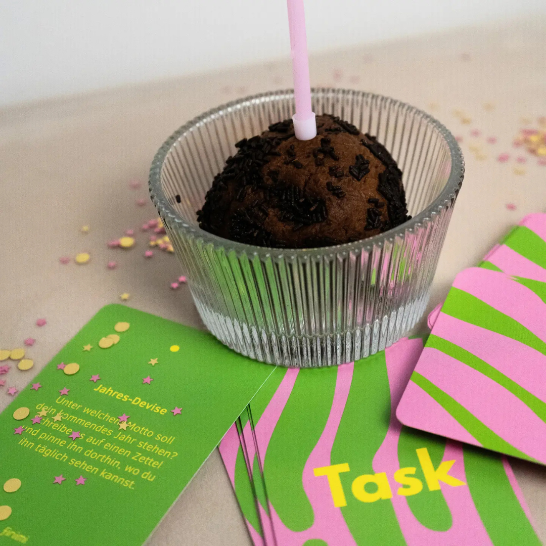 Ask & Task Karten beim gemeinsamen Spielen mit Geburtstag-Muffin