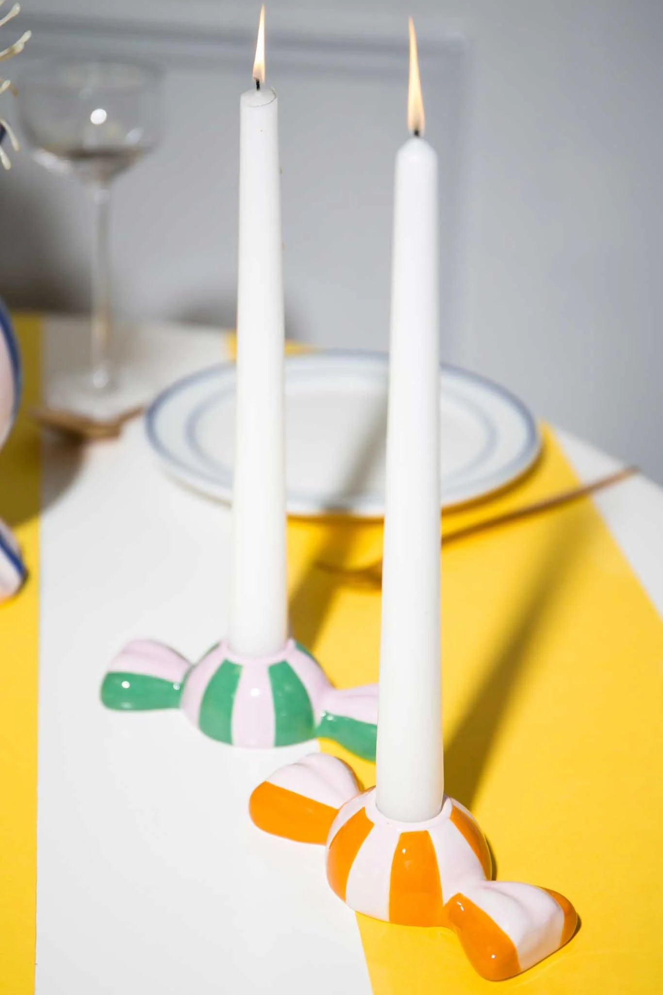 Funfair-Kerzenhalter von DOIY Design in Orange und Grün auf gedecktem Tisch