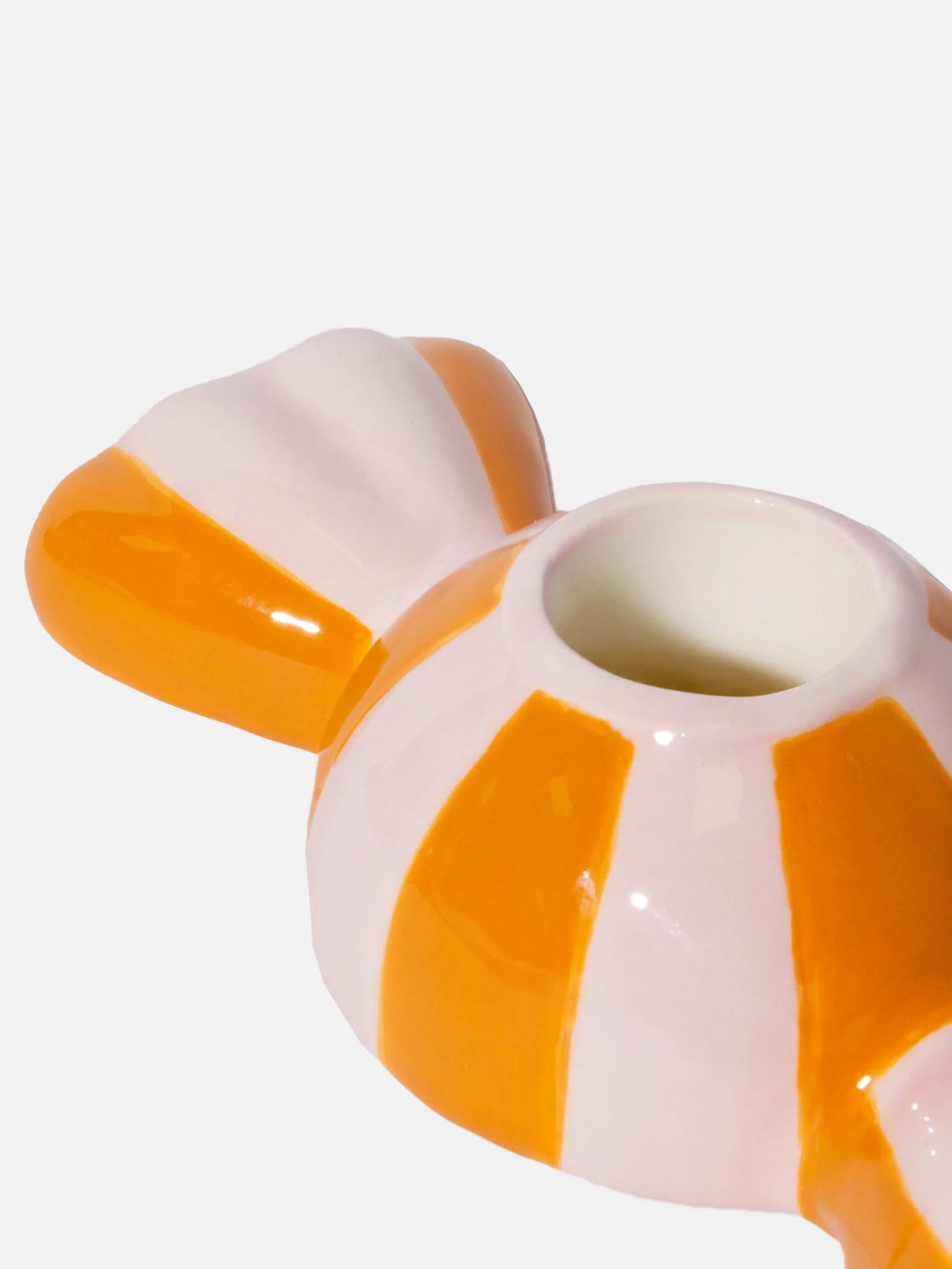 Detailansicht des orange-rosa gestreiften Kerzenhalters aus Keramik