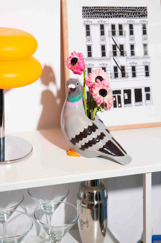 Tauben-Vase von DOIY Design mit rosa Blumen auf einem Sideboard