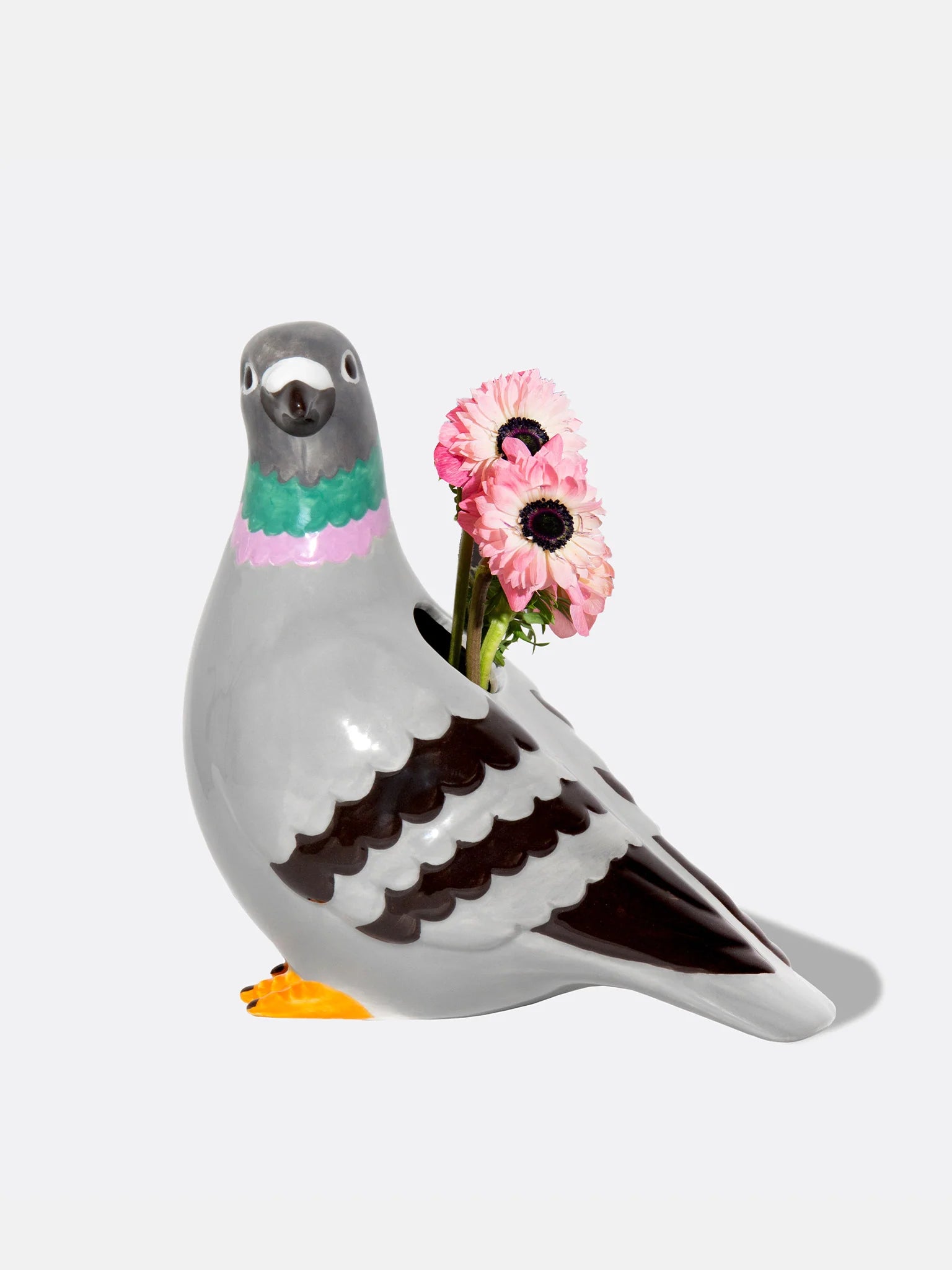 Pigeon Vase aus Keramik mit rosa Blumenstrauß