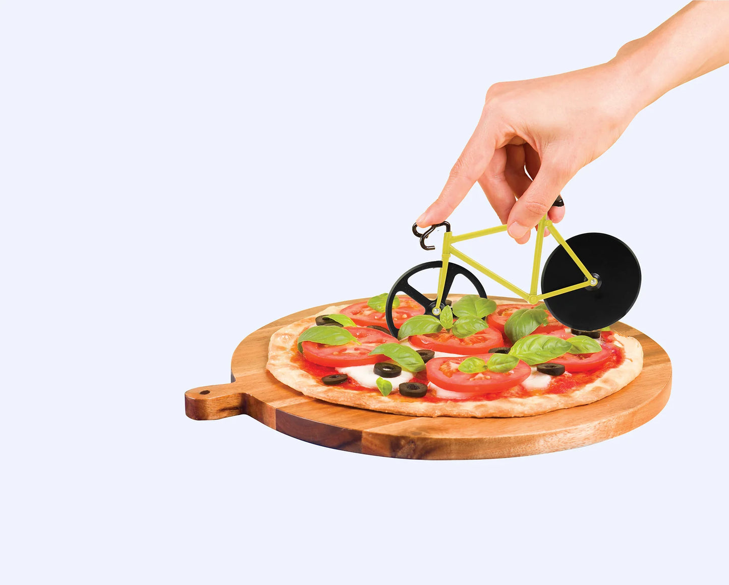 Gelber Fahrrad-Pizzaschneider beim Schneiden einer Pizza
