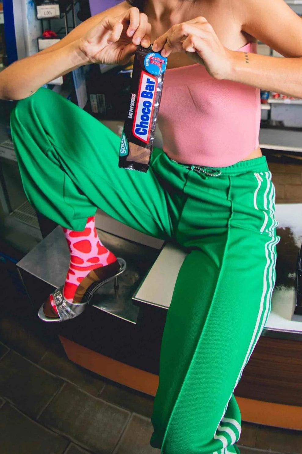 Rot auf rosa gemusterte Choco-Bar-Socken von Eat My Socks zu schwarzen Schuhen