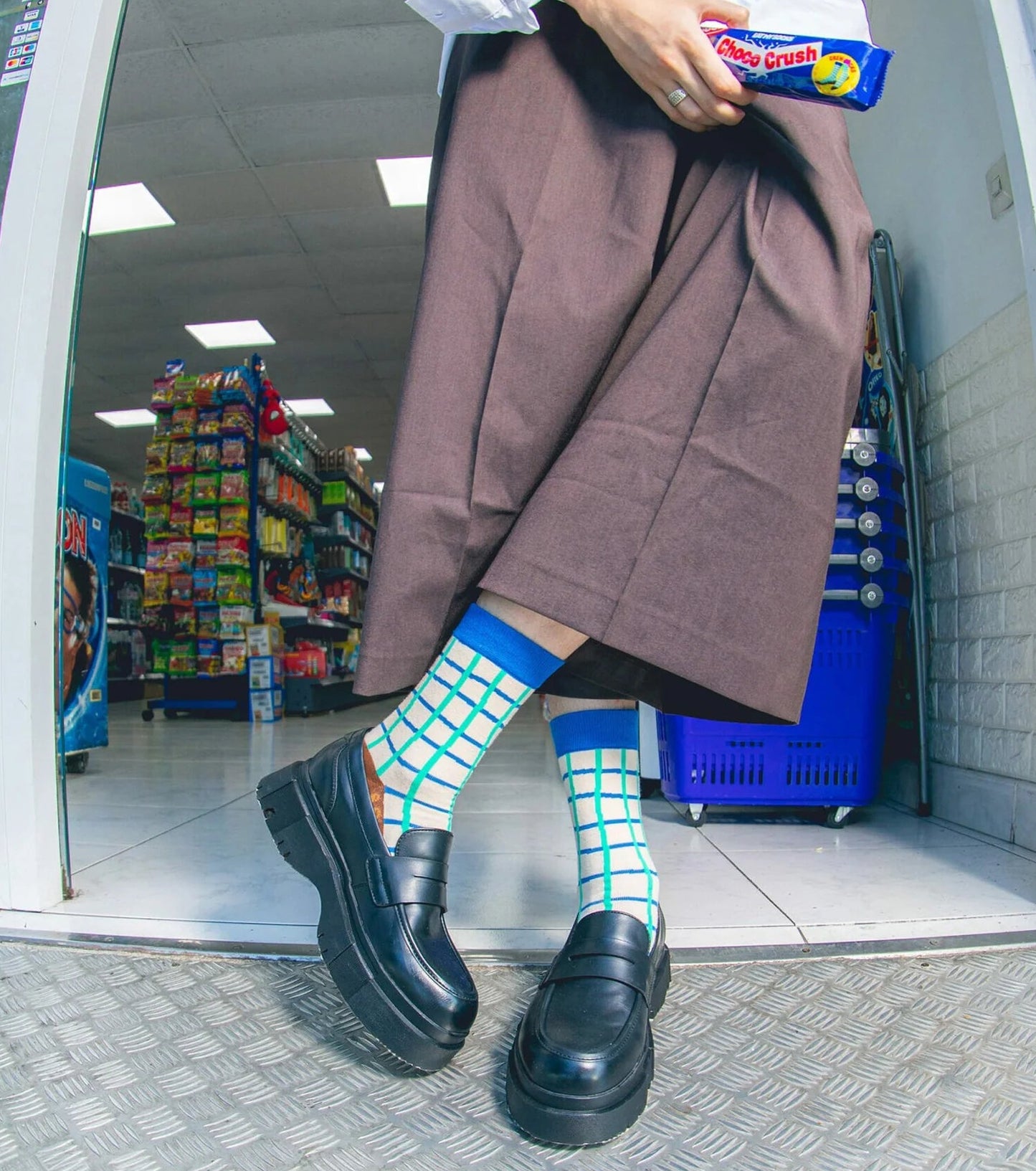 Blau karierte Choco-Crush-Socken von Eat My Socks zu schwarzen Schuhen
