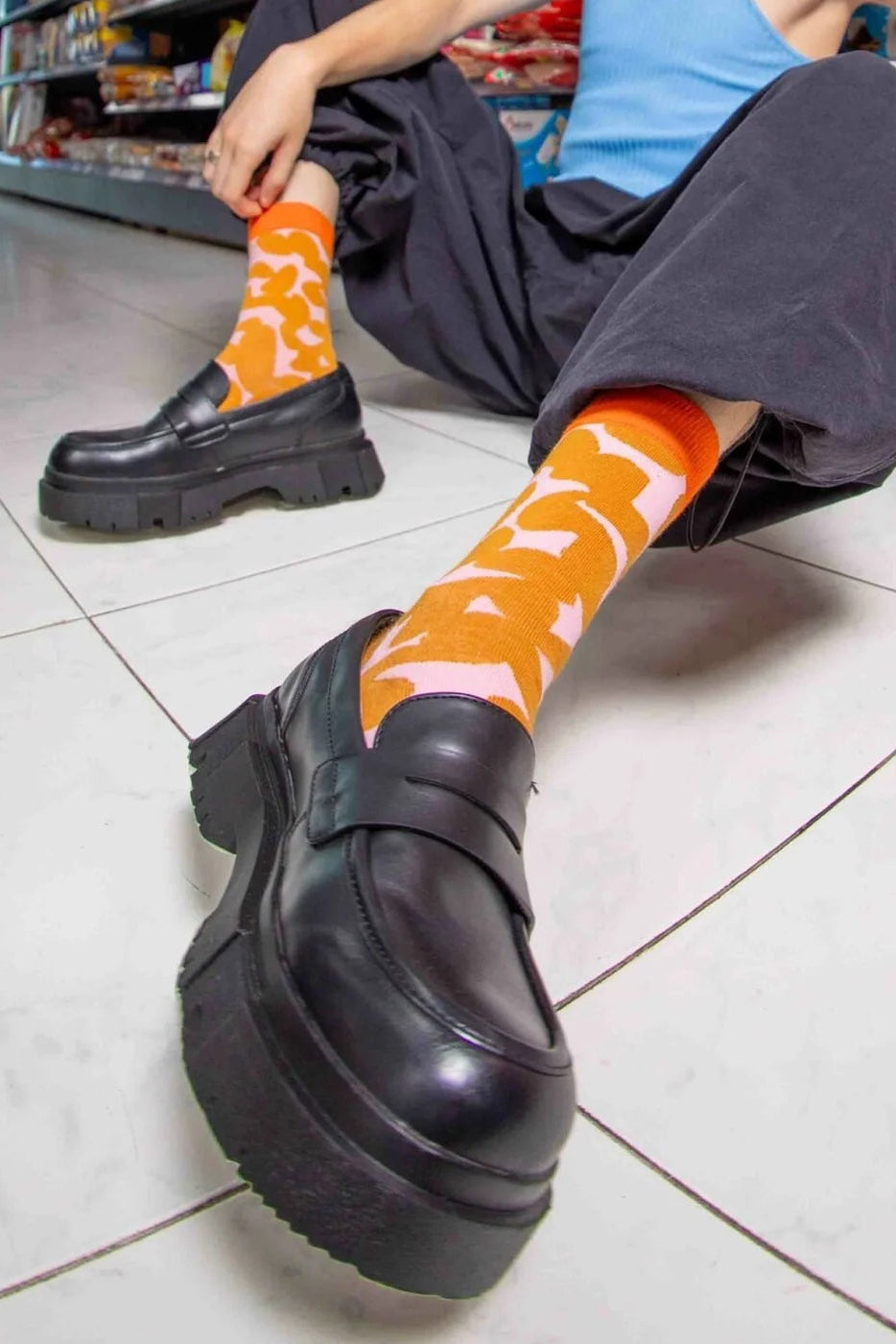 Orange-rosa Peanut-Butter-Socken von Eat My Socks zu schwarzen Schuhen