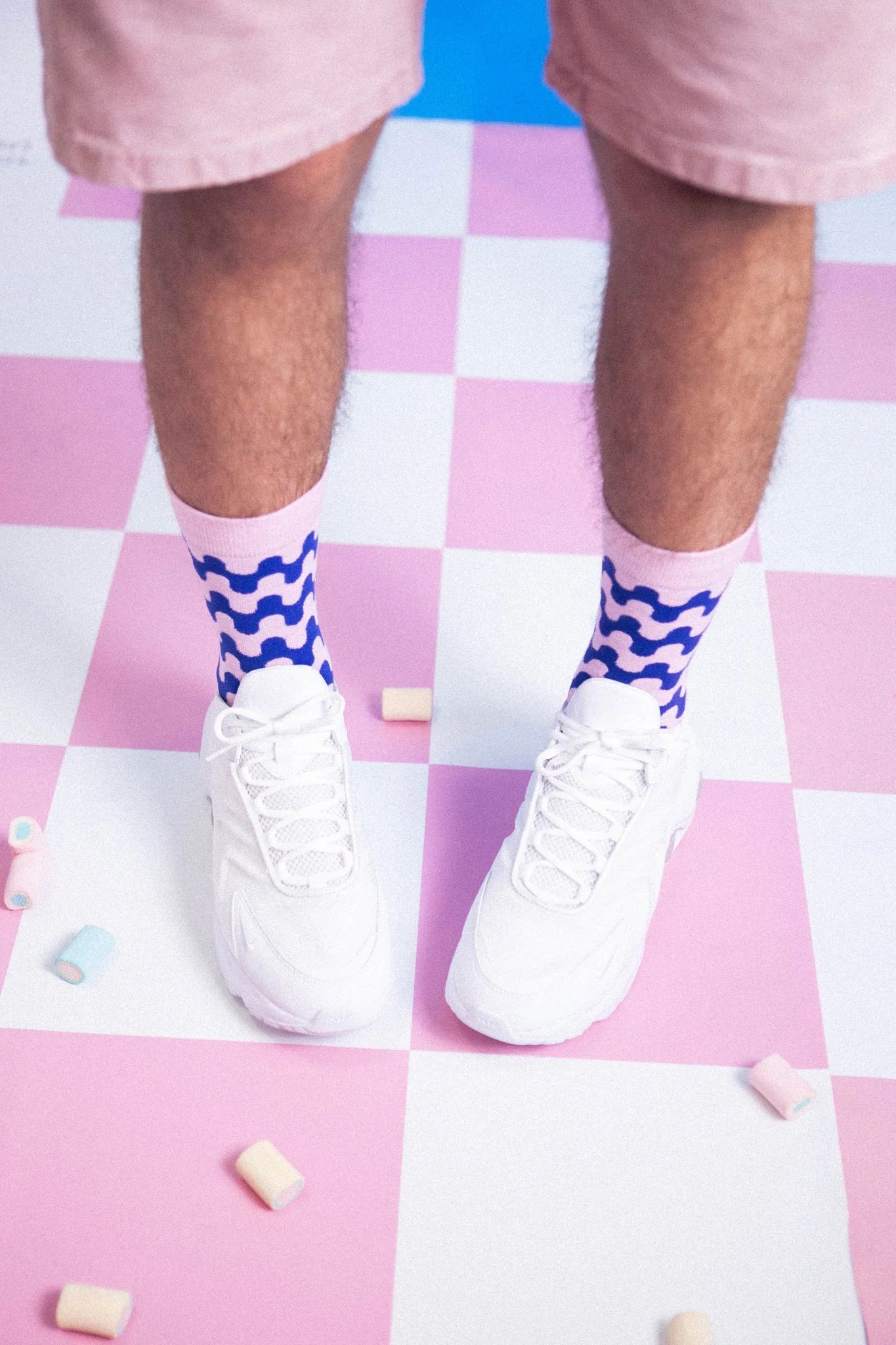 Blau-rosa gemusterte Sweet-Mallows-Socken von Eat My Socks zu weißen Sneakern
