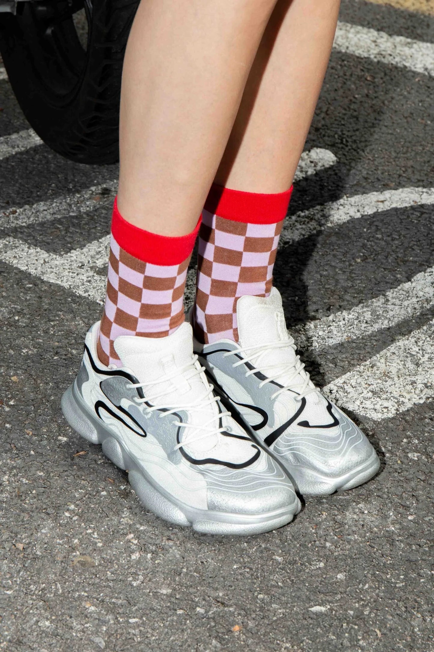 rosa-braun karierte Choco-Blocks-Socken mit rotem Rand von Eat My Socks zu silbernen Sneakern