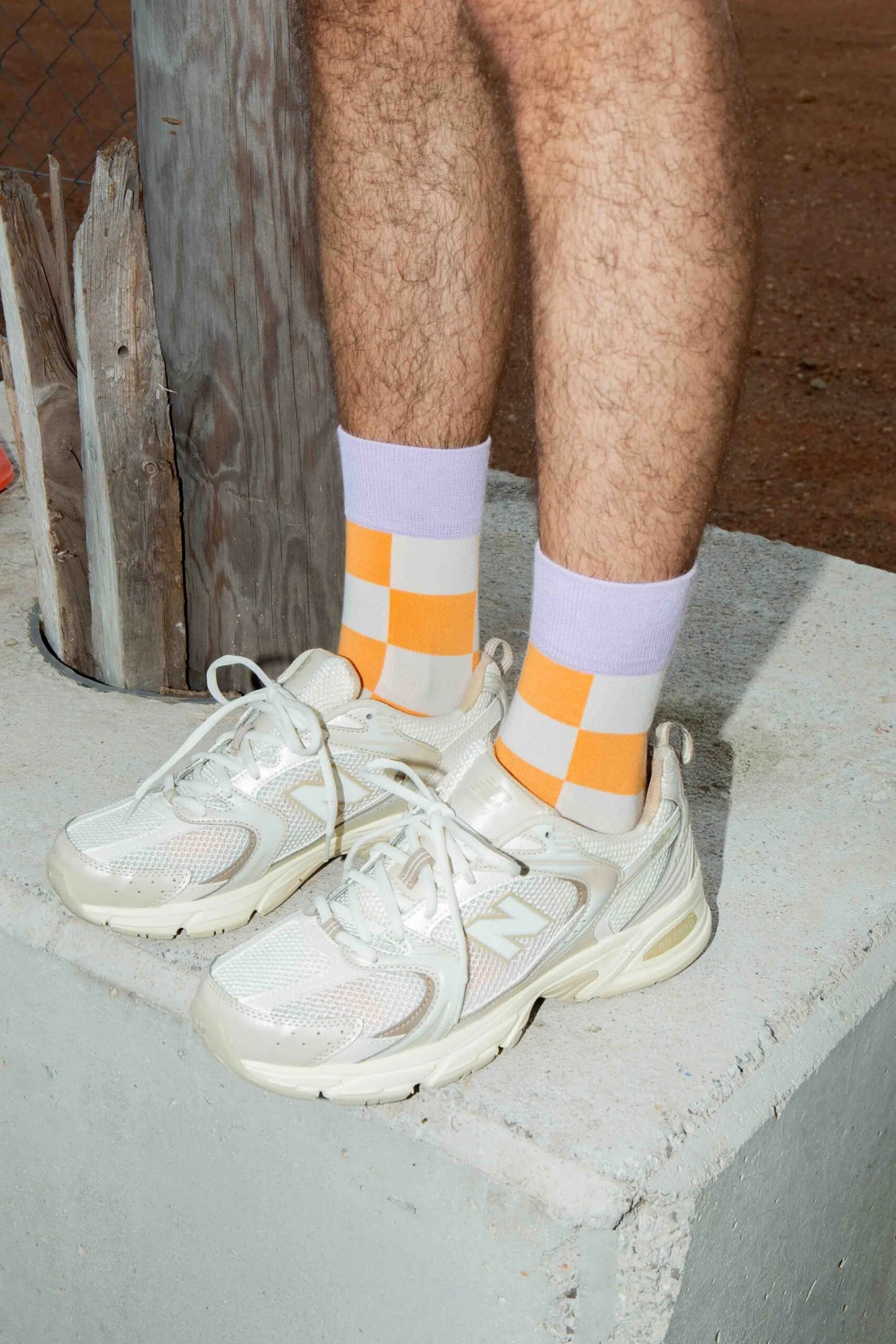 Orange-weiß karierte Fanzy-Socken von Eat My Socks zu weißen Sneakern