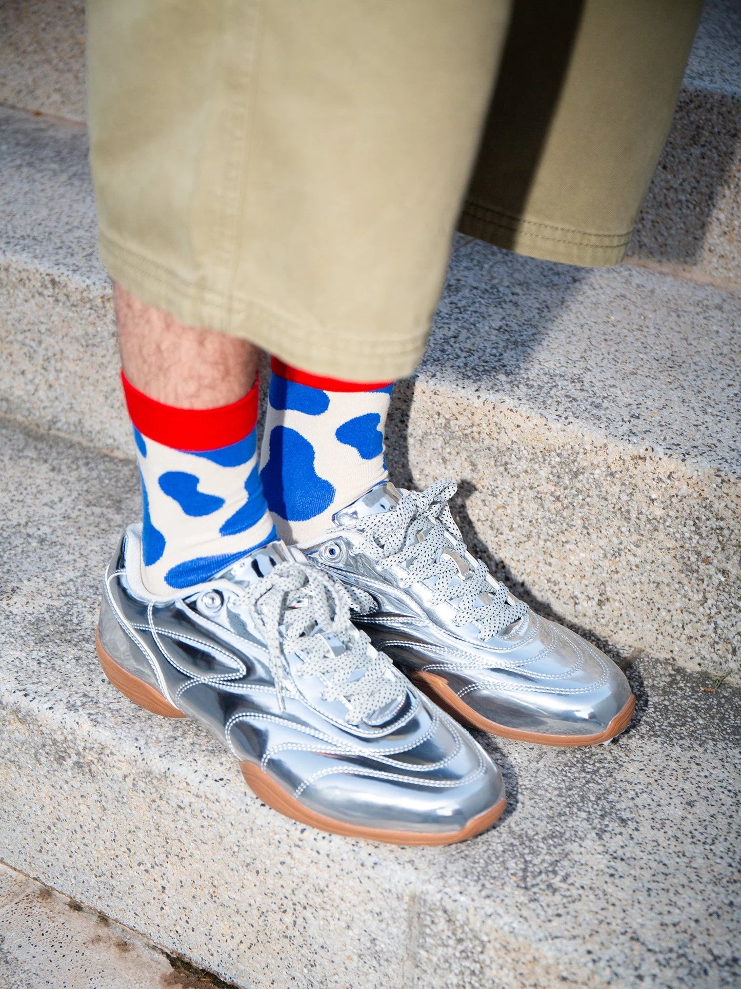 Blau-weiße Milk-Socken von Eat My Socks zu silbernen Sneakern