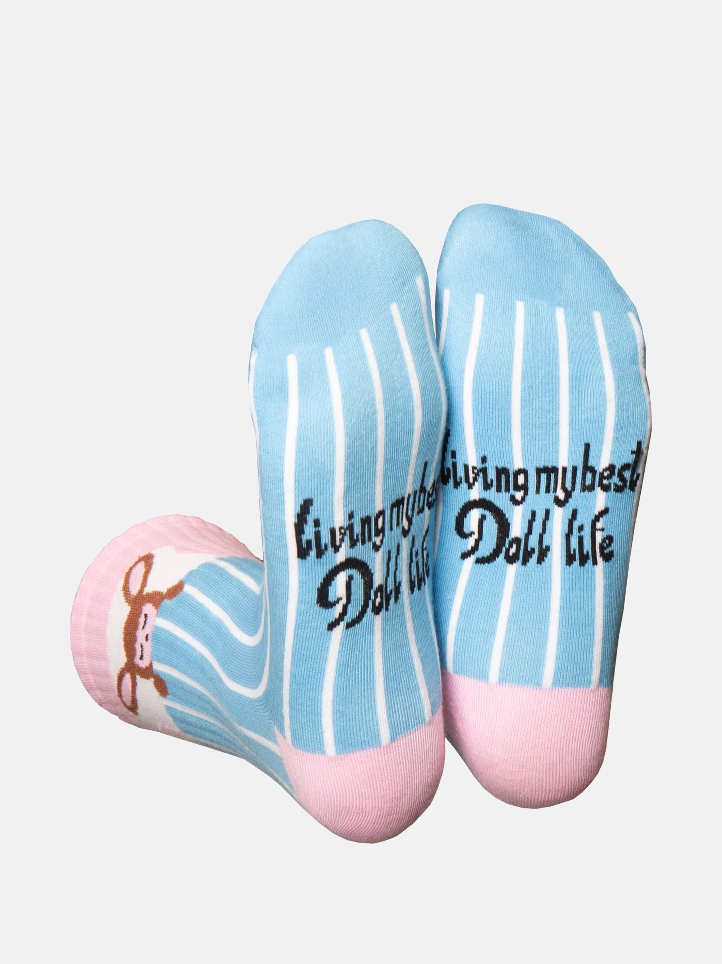Sohlen der Doll-Socken mit Schriftzug „Living my best doll life“