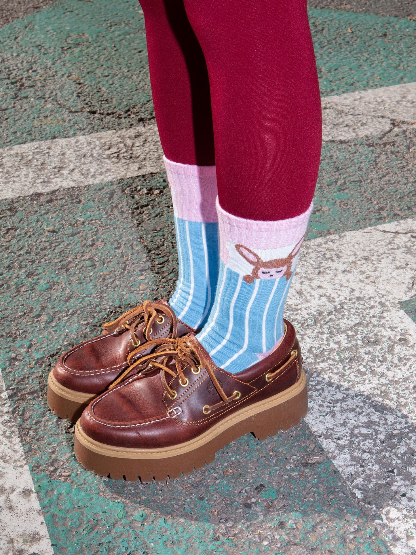 Blau gestreifte Doll-Socken von Eat My Socks zu braunen Schuhen