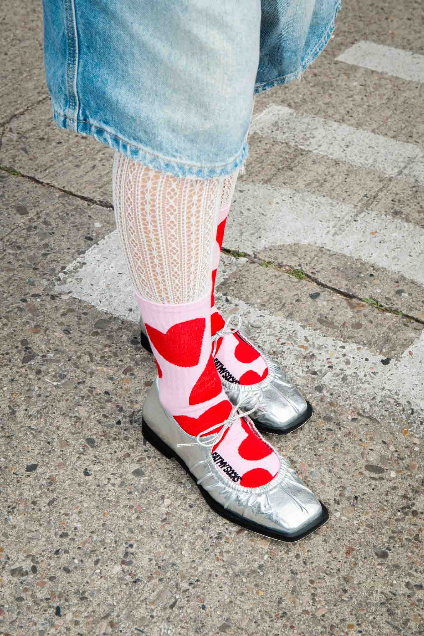 Weiße Herz-Socken von Eat My Socks zu silbernen Schuhen