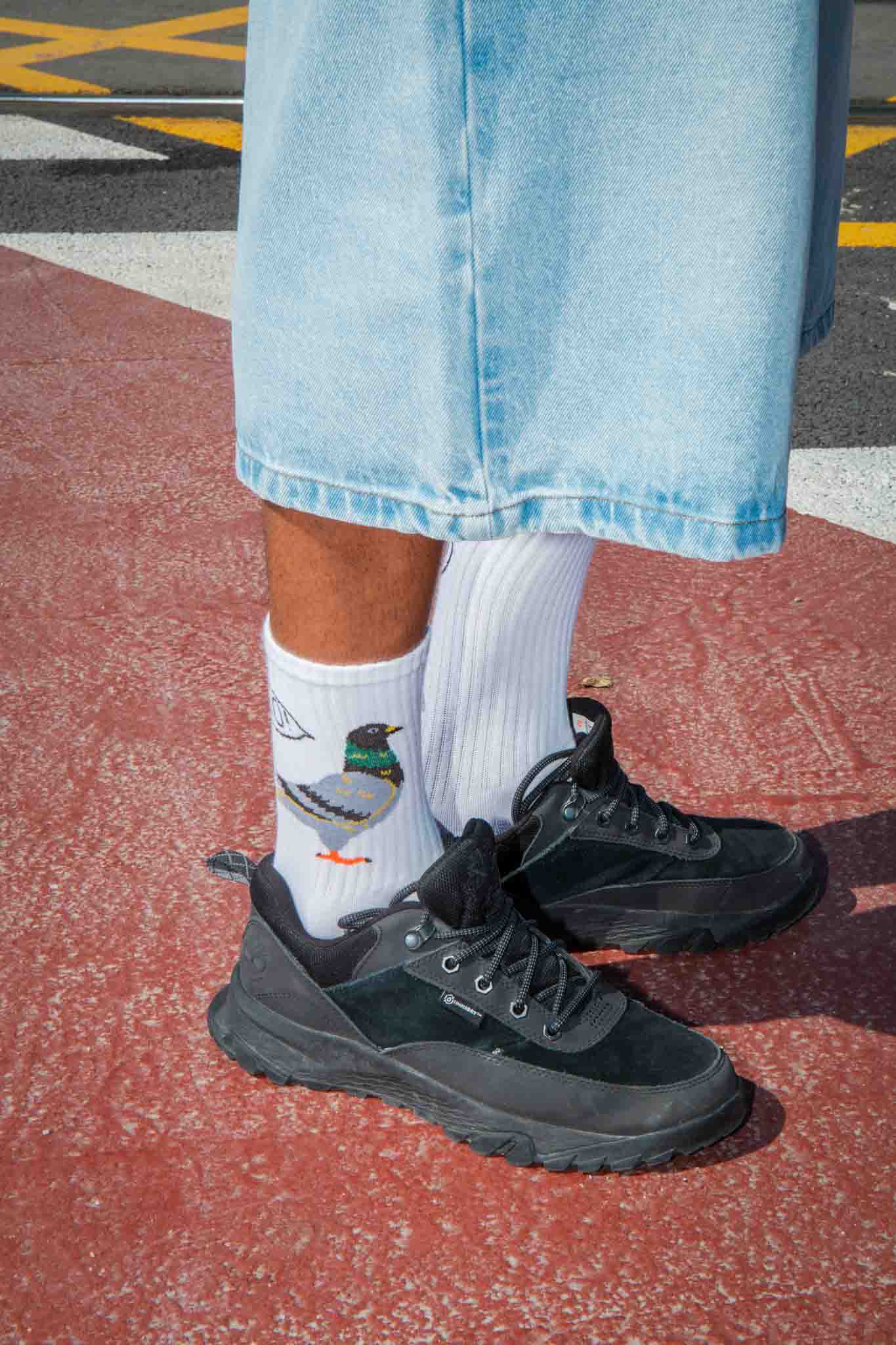 Weiße Tauben-Socken von Eat My Socks zu schwarzen Sneakern