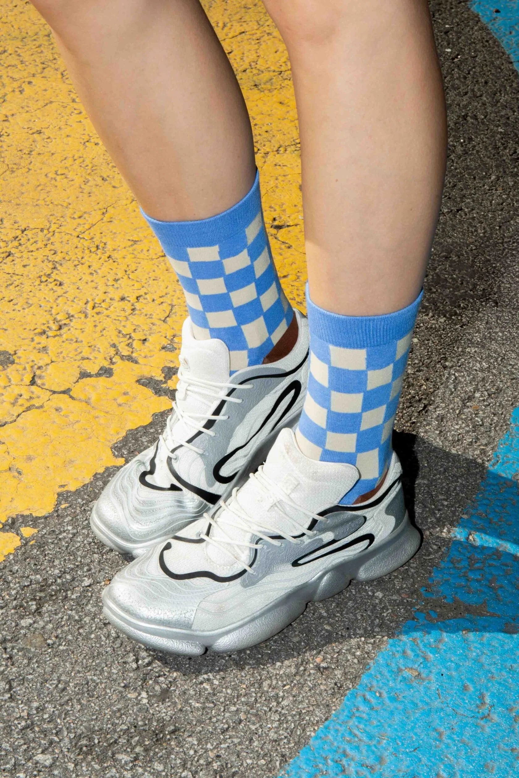 Blau-weiß karierte Kaffee-Socken von Eat My Socks zu weißen Sneakern