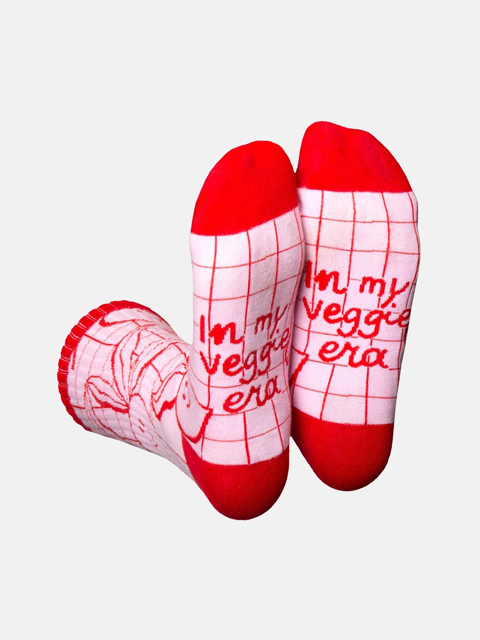 Sohlen der rosa Socken mit Schriftzug „In my veggie era“